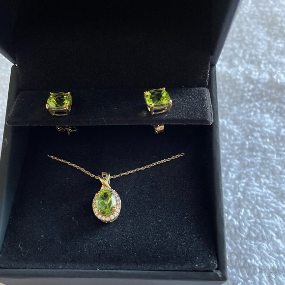 Oval Emerald 1/15 Ct. T.W. Diamond Frame Pendant in 10K Gold. 6mm Emerald stud. - Picture 3 of 4